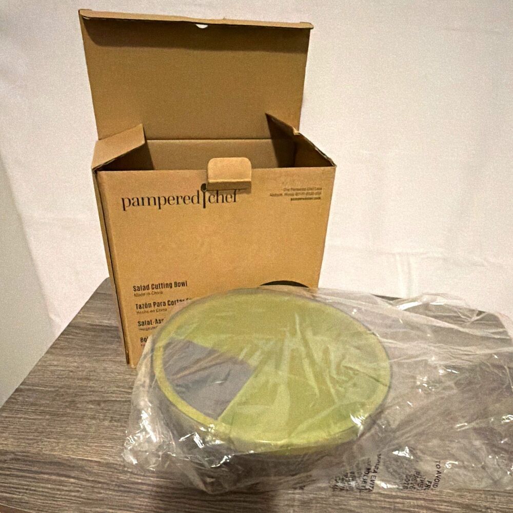 Pampered Chef Salad Cutting Bowl Green w/ Clear Lid Plastic Model 100086